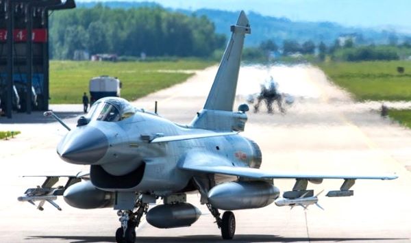 Iran warns foes as it receives 40 advanced Chinese warplanes