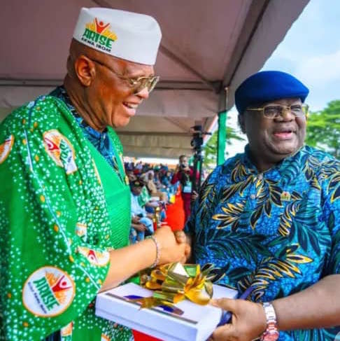 Gov. Eno empowers traders, farmers in Etinan federal constituency