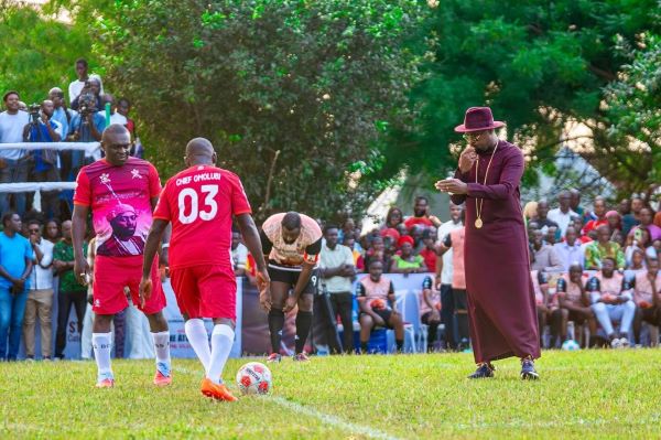 Atlanta ’96 Eagles soar again in palace match for Olu of Warri’s anniversary Olu of Warri kicking off the ball