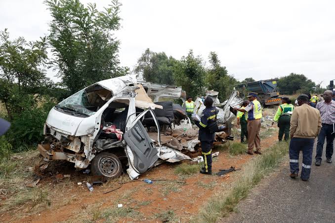 Minibus-truck crash kills 13 in China